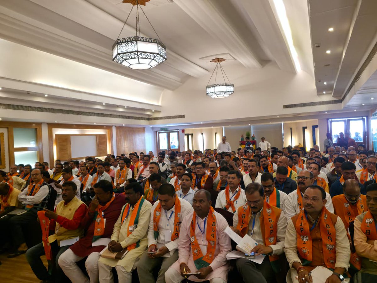 पश्चिम बंगाल के सिलीगुड़ी में आयोजित सिलीगुड़ी एवं मालदा विभाग की बैठक में चुनाव प्रभारी श्री भूपेंद्र यादव जी एवं श्री मंगल पांडेय जी के साथ रहना हुआ।
<a href="/BJP4Bengal/">BJP West Bengal</a> <a href="/byadavbjp/">Bhupender Yadav</a> <a href="/mangalpandeybjp/">Mangal Pandey</a>