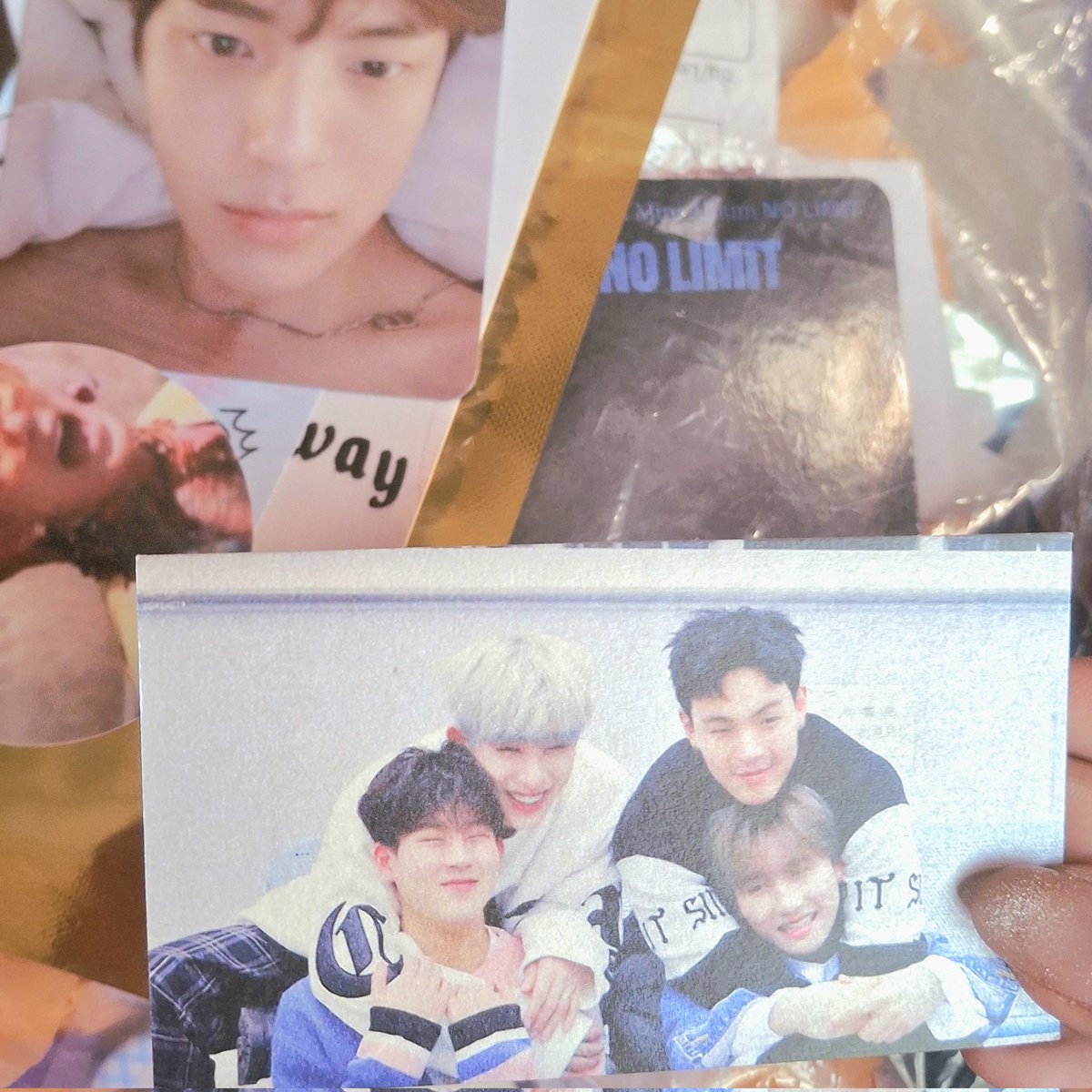 finally going through all the freebies i got from #MONSTAX_THEX_NEXUS_BKK and i might actually just end it all 😭 another ot7 freebie ❤️‍🩹