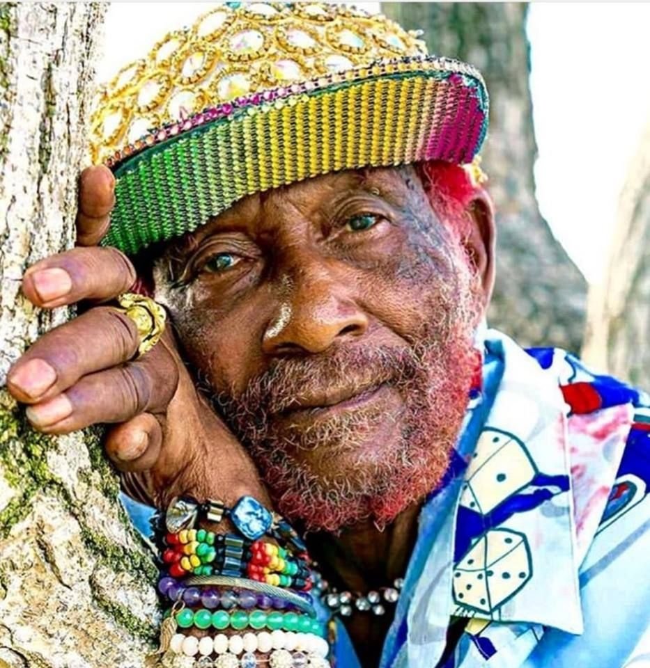 Сегодня могло бы исполниться 90 лет Lee "Scratch" Perry - продюсеру, первопроходцу даба, человеку, без которого регги звучал бы иначе. Он раскрыл Боба Марли, создал студию Black Ark и до последнего оставался возмутителем спокойствия. Почти пять лет его нет с нами, но дело живёт.
