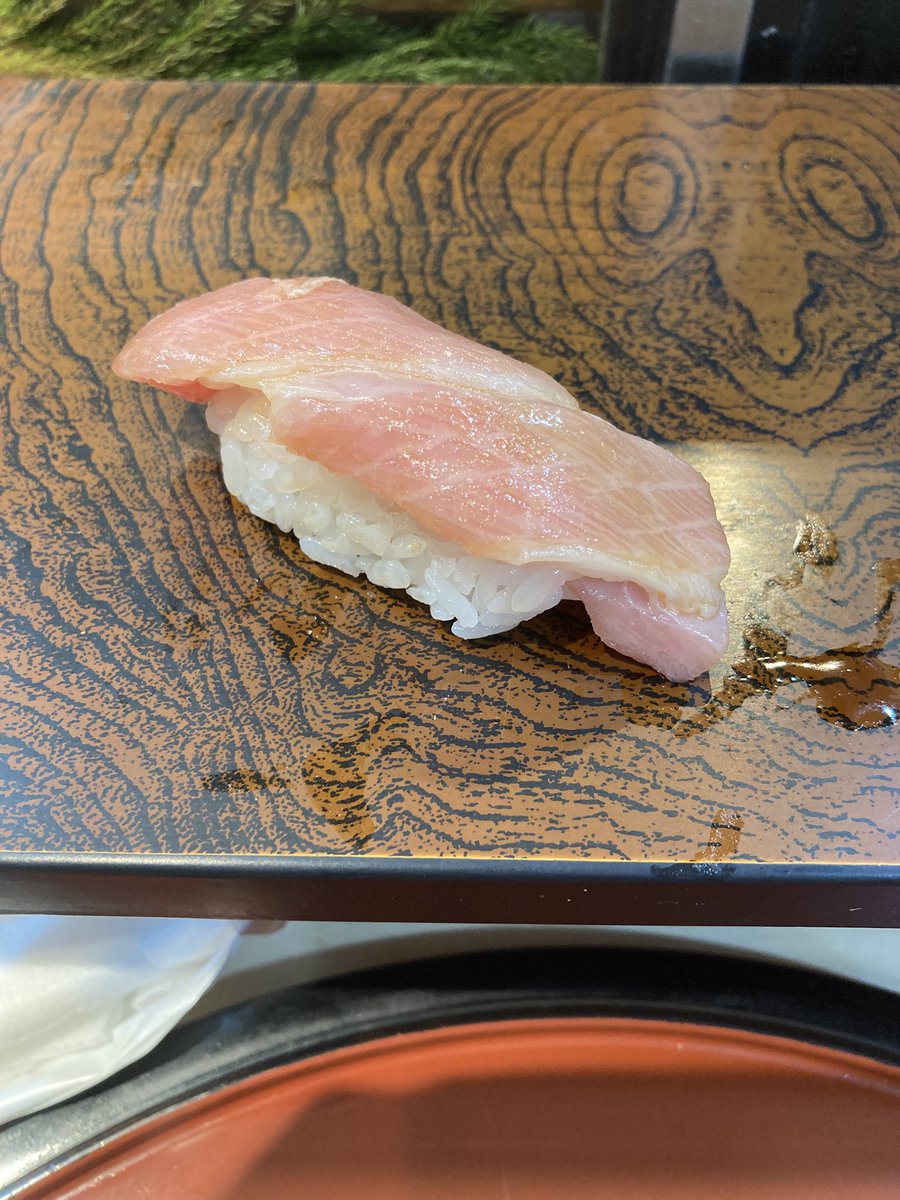 drinking_botti's tweet photo. 20年以上断続的ですがお伺いを続けさせていただいている #築地すし大 様。
お手頃なコースでも単品でも楽しめ、技術や素材、サービスすべてずっと大好きなお寿司屋さんです。
春先まで出されているカワハギも絶品で季節ごとにも楽しめます。 https://t.co/XLvBGc47x1