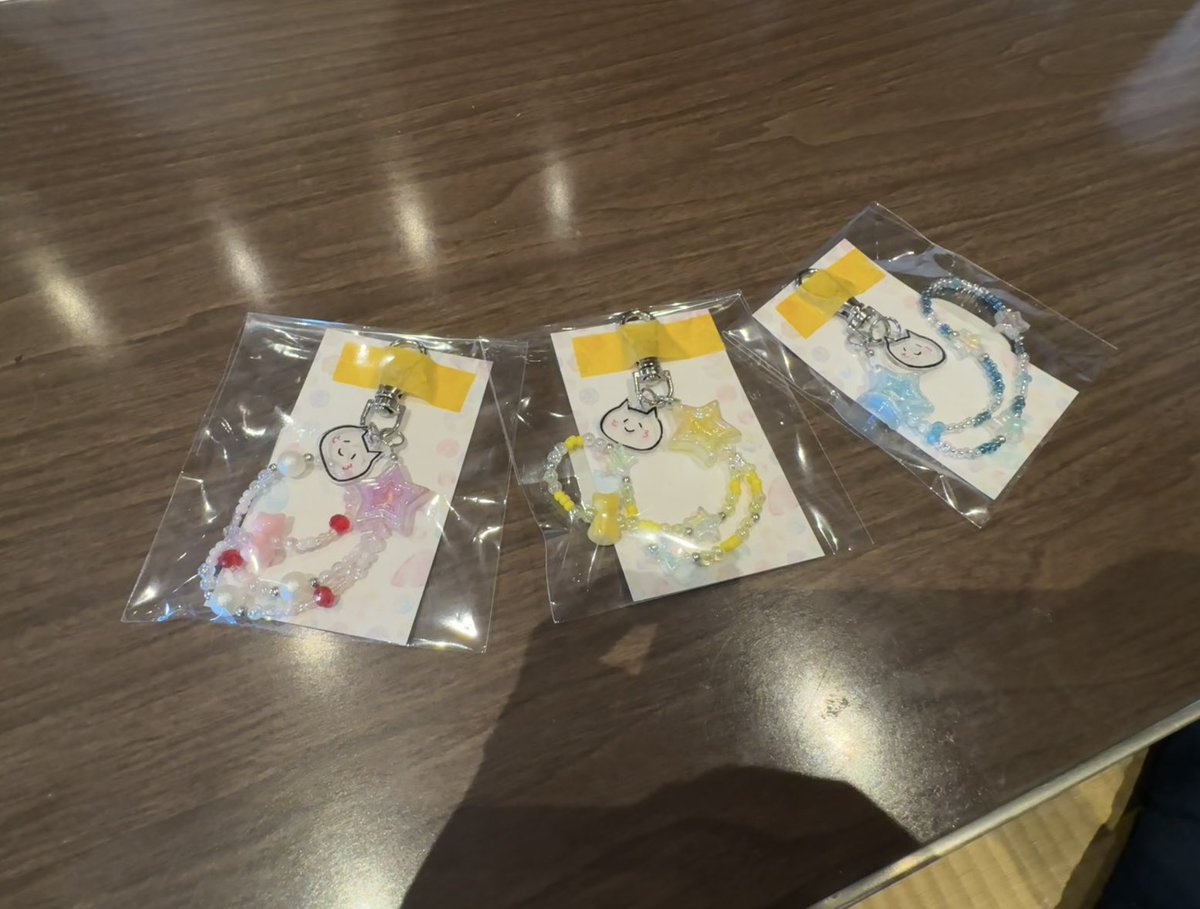 ckcn_1116's tweet photo. とろちゃんファンミ
かるた大会、
子供らのチカラで優勝してしまって(？)
素敵なプレゼント🎁もらいました🤍

私はすぐスマホにつけたし、
子供たちはカバンにつけてたよ💓

可愛い、嬉しいいいい〜🥹💞

#土路生優里 
@torobu_yuri https://t.co/8oHfYi6aIH