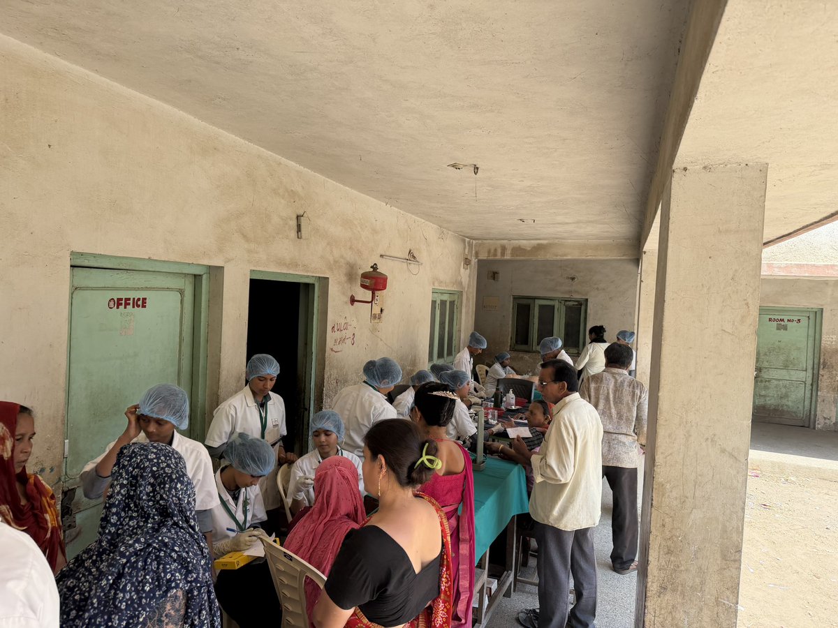 Hirendharecha1's tweet photo. આજ રોજ શ્રી સમસ્ત કોળી સમાજ નાના કોળી વાડા વેરાવળ દ્રારા આયોજિત ની શુક્લ મેડિકલ કેમ્પ નું આયોજન તથા GHCL foundation - VTI તાલાલા ના સહયોગ થી આયોજન કરવા માં આવિયું હતું 

શ્રી કોળી સમાજ નાના કોળી વાળા એમનો ખૂબ ખૂબ આભાર વ્યક્ત કરે છે. https://t.co/MrcbIIHbwf
