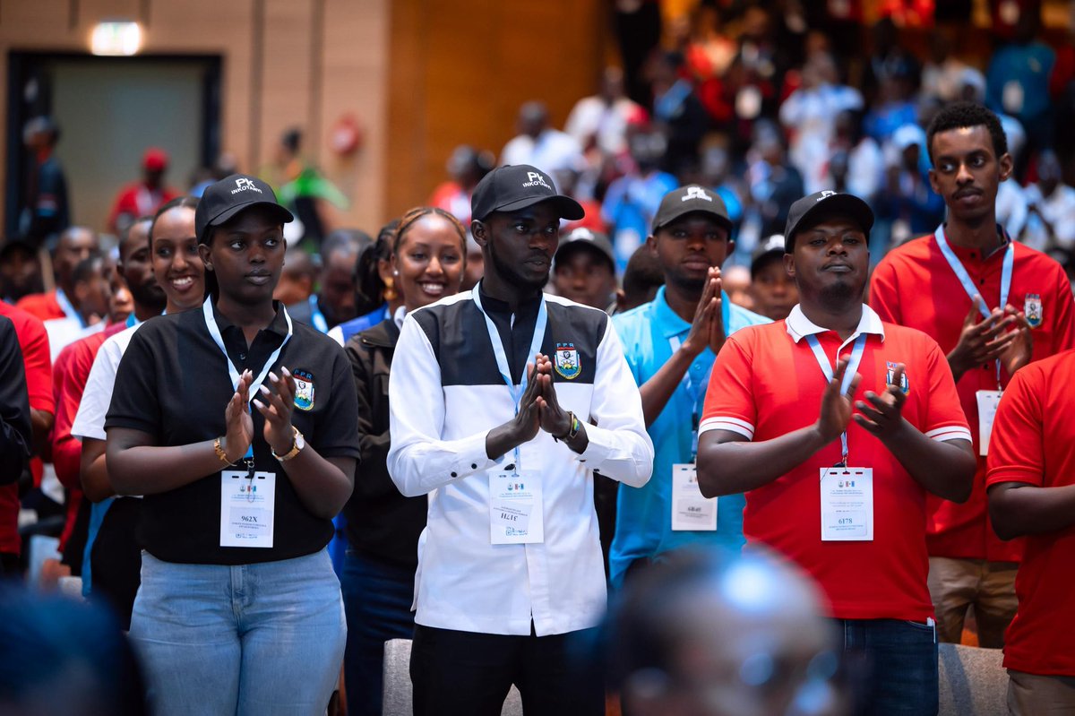 BahoNtaganira's tweet photo. Muri gahunda ya @rpfinkotanyi yo gushishikariza Abanyarwanda kwizigamira, urugaga rw’urubyiruko rwabashije kwizigamira arenga miliyari 4 z’amafaranga y’u Rwanda muri #EjoHeza, mu gihe cy’imyaka ibiri gusa. 

#FPRInkotanyi 
#UrugagarwUrubyiruko https://t.co/6bbEs2UCPU