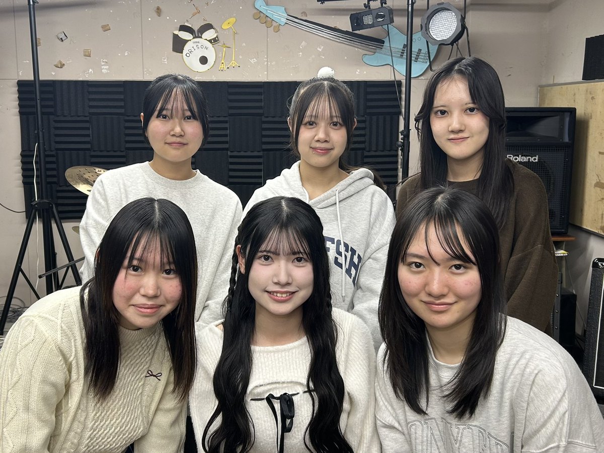 teensrock_aichi's tweet photo. 【出演者紹介】
コピー曲の部
Frahmw

高1女子6人の元気いっぱいバンド。ステージでは心をひとつに本気で演奏！笑顔と仲の良さはどのバンドにも負けません。キラキラした時間を届けます。
 #TRA2026 https://t.co/EBeTohmy0s
