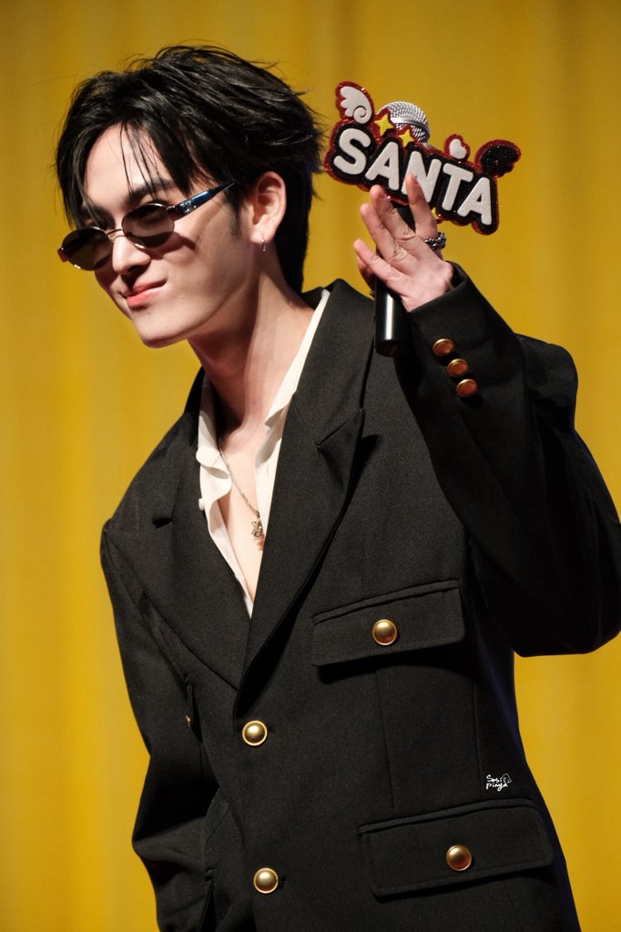 Trend for SANTA tweet media