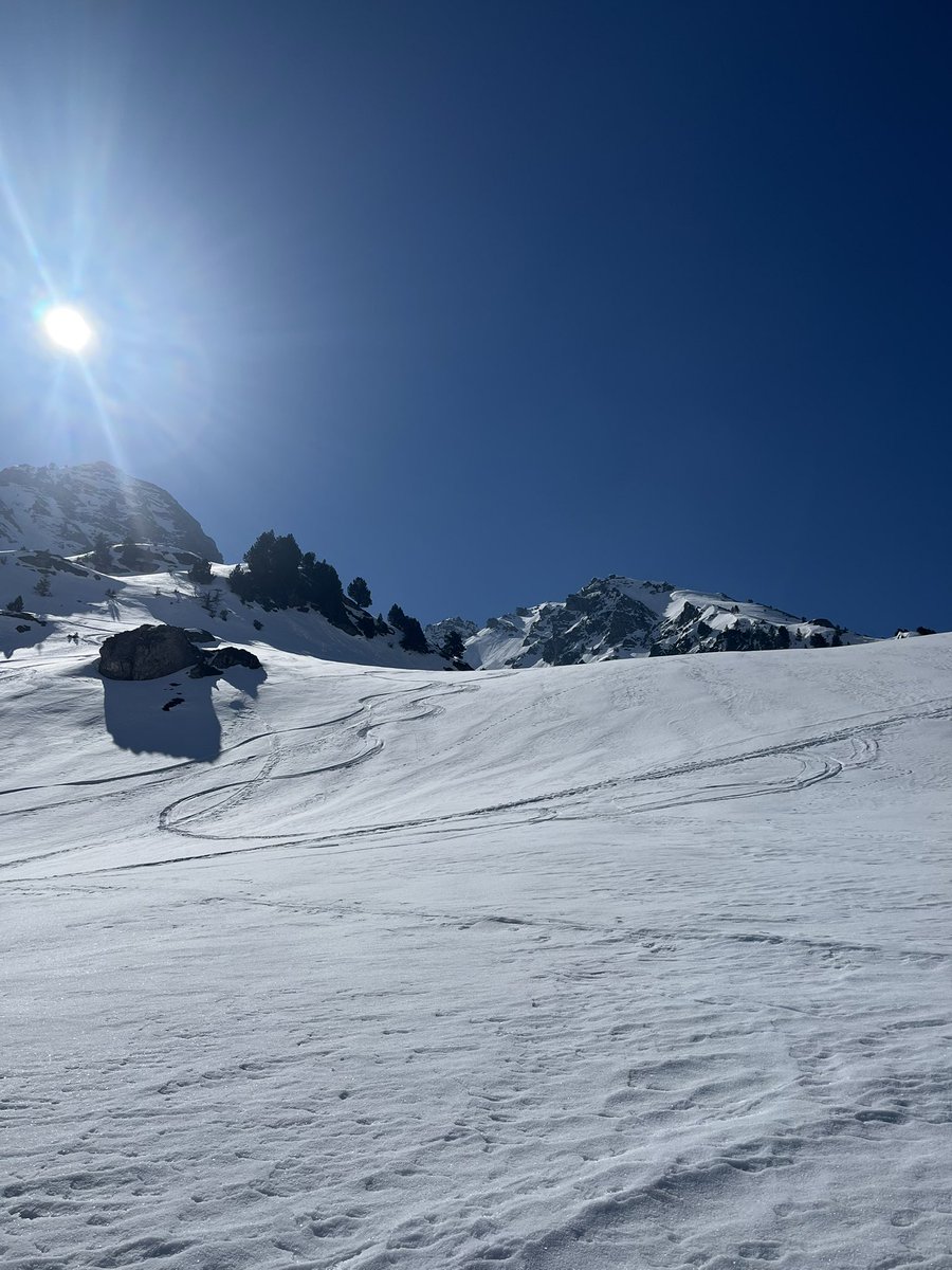 SandrineReig33's tweet photo. Le printemps et toujours le plaisir de skier ⛷️ à Grand Tourmalet @npyski @la_mongie @Meteo_Pyrenees @destinationtpm @PicduMidi . Merci pour cette n-ième saison dans cette merveilleuse station et la pause déjeuner   chez Franck bien sûr à Tournaboup. 65 🫶⛰️⛷️🎿🌟🥰 https://t.co/b10Q8ALupM