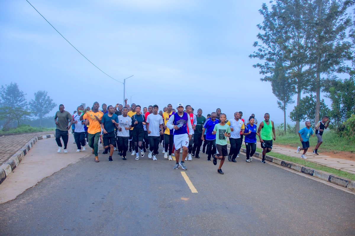 NyagatareDistr's tweet photo. Muri iki gitondo, hirya no hino mu Mirenge igize Akarere, Abayobozi mu nzego zitandukanye bifatanyije n'abaturage muri siporo rusange.
Ku rwego rw'Akarere yatangiriye ku Kiyenzi isorezwa kuri sitade ya Nyagatare , ahakorewe imyitozo ngororamubiri. Iyi siporo idufasha kugira ubuzima bwiza no kurwanya indwara zitandura.  

Abitabiriye siporo bibukijwe kugira uruhare mu bikorwa by'ubukangurambaga bugamije ku kwita no kurengera umwana, kurwanya ibiyobyabwenge, gukomeza kwita ku isuku n'isukura ahantu hose, kwirinda ibinyobwa bitujuje ubuziranenge no gutanga amakuru aho biri hose kuko byangiza ubuzima, akamaro ka siporo, gukomeza kubungabunga umutekano no kwitabira ibikorwa bihuriweho n’Ingabo z’u Rwanda na Polisi y’Igihugu, byo gufasha abaturage mu mibereho myiza n’iterambere bizamara amezi 3 no kwitegura kwibuka ku nshuro ya 32 Jenoside yakorewe Abatutsi mu 1994.