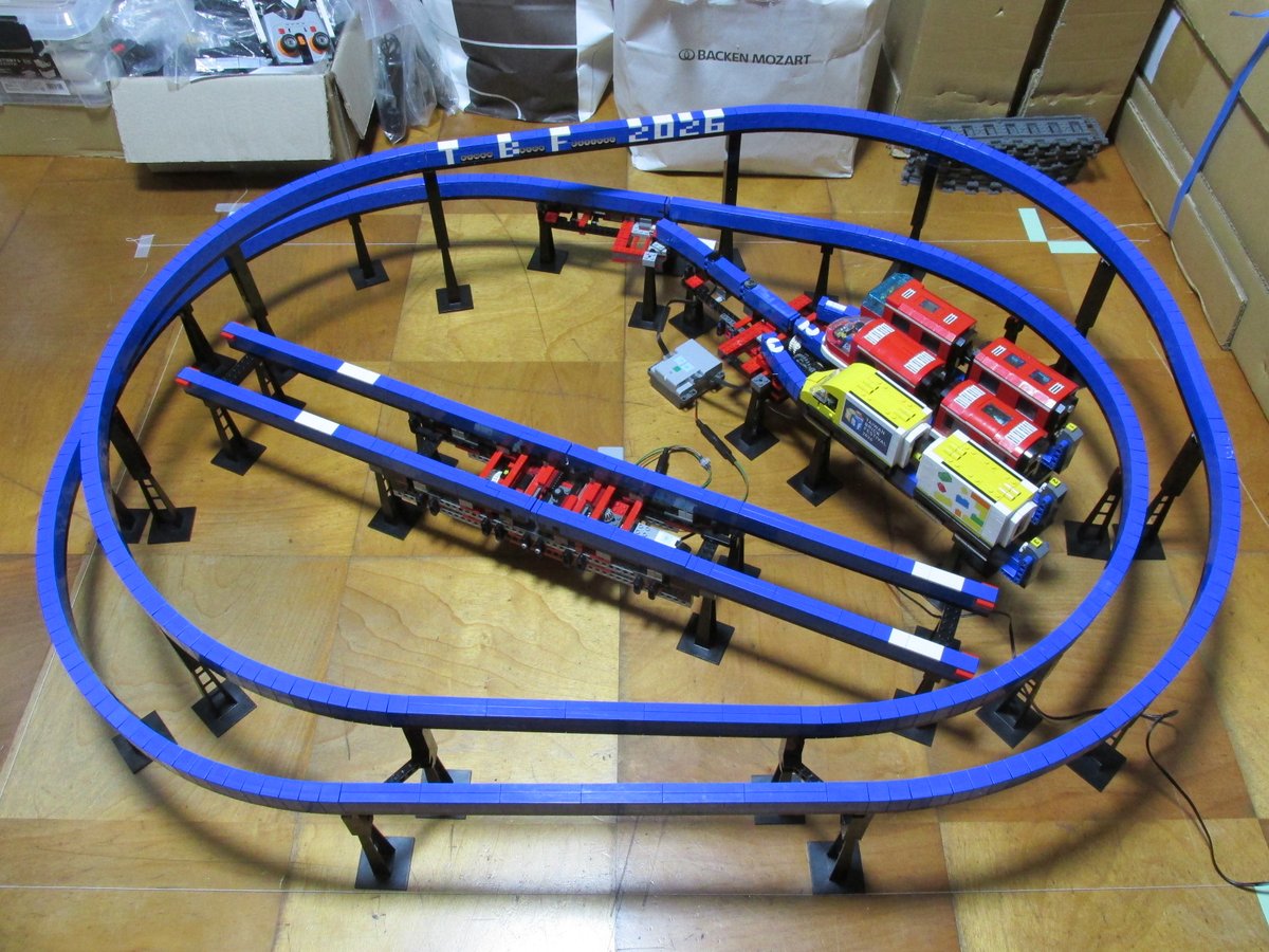 MasaoHidaka's tweet image. TBFでのモノレールレイアウト、なんとかなった感じだ。
車両は、2両編成で、コンパクトにまとまっていて、これはこれで良い感じ。
スイッチレールのプログラムの確認とか、まだまだ、やることはあるなー
梱包も考えないとー
#TBF2026 #lego #monorail #Taiwan #Taipei