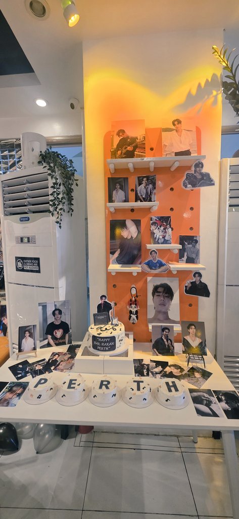 donnamaev28's tweet photo. love to meet new friends here at #RakRakanwithPerth with  @perthsantaphfc 🖤🖤🖤 https://t.co/XJHmW81LQ0