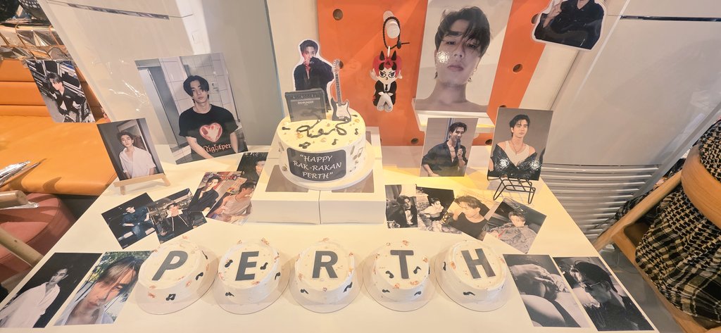 donnamaev28's tweet photo. love to meet new friends here at #RakRakanwithPerth with  @perthsantaphfc 🖤🖤🖤 https://t.co/XJHmW81LQ0