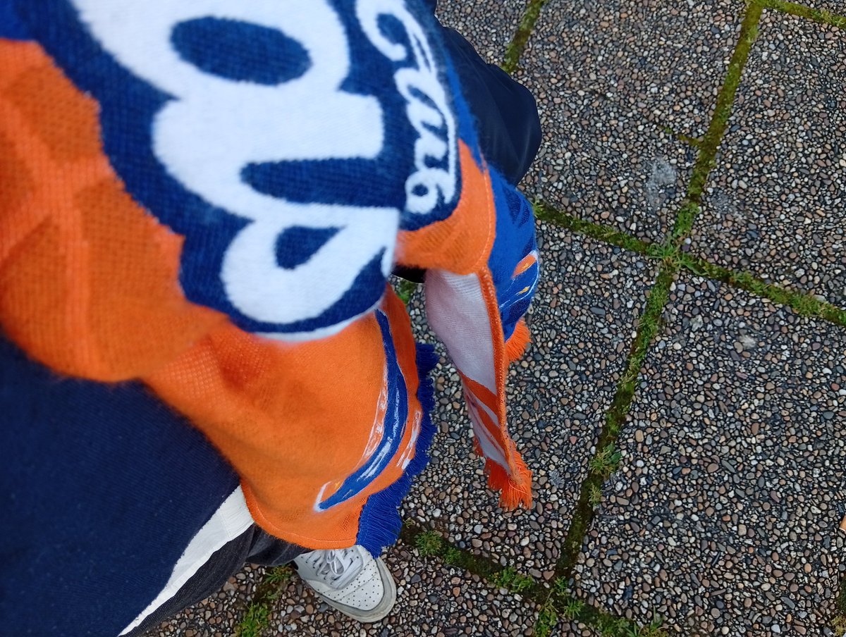 callmelile's tweet photo. Game day 🔥 tenho 30 min para encontrar a minha voz... O miúdo ontem manifestou que ia marcar 4 pontos e eu disse lhe 6 por isso let's gooooooo 💙🧡 #EC41 https://t.co/NY3kMYbLYu