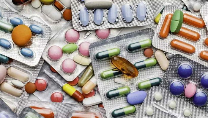 tv13gujarati's tweet image. ઈરાન-ઈઝરાયેલ યુદ્ધના લીધે હવે દવાઓ પણ થશે મોંઘી: સોલ્વન્ટ અને પેટ્રોલિયમ પેદાશોના ભાવ વધતા મેડિકલ સેક્ટર પર મોટું સંકટ

tv13gujarati.com/news/due-to-th…

#IranIsraelWar #MedicinePriceHike #GlobalConflict #Pharma #HealthCareCrisis