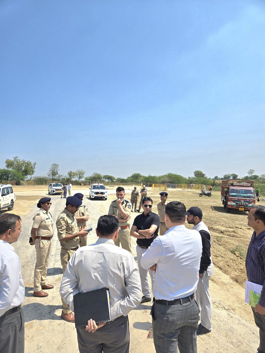 CDatia's tweet image. मुख्यमंत्री @DrMohanYadav51 जी के 24 मार्च को प्रस्तावित कार्यक्रम के दृष्टिगत कलेक्टर श्री स्वप्निल वानखड़े  एवं पुलिस अधीक्षक श्री सूरज वर्मा ने आज भाण्डेर पहुंचकर कार्यक्रम स्थल एवं हेलीपैड का निरीक्षण कर आवश्यक दिशा निर्देश दिए ।
#दतिया #CollectorDatia  #datia #भाण्डेर