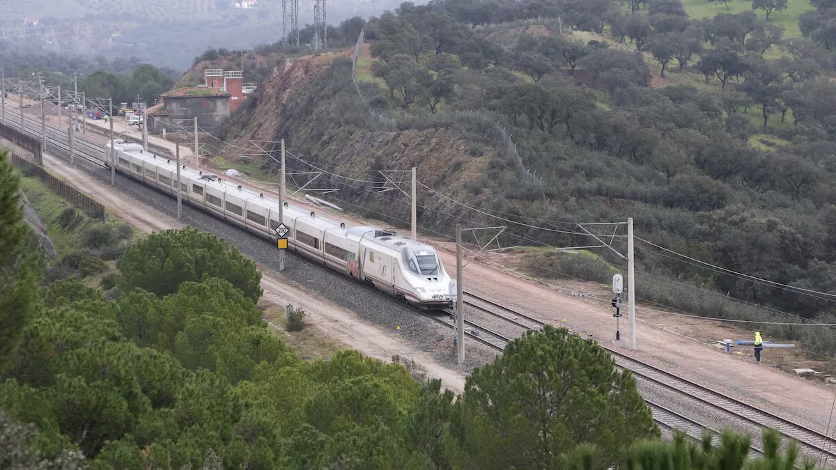 🇪🇸 | Adif avisó a la juez del caso de que cambiaría 36 metros de vía en Adamuz y se llevó otros 42 sin avisar. Tras ser hallados por el juzgado, la empresa ha reconocido además que los 36 metros de raíl sustituido carecían de control de calidad.