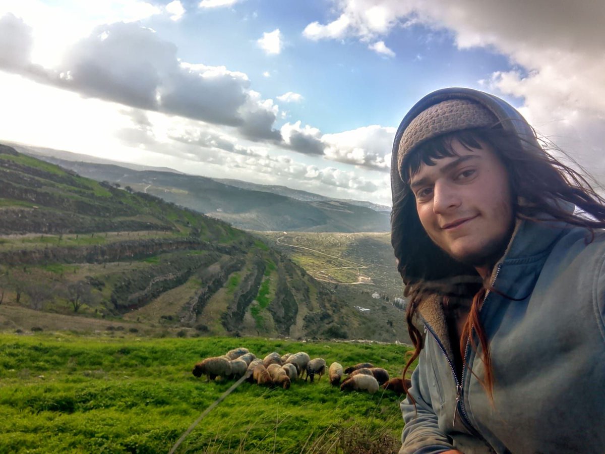 והנה מפה גדולה יותר.
תראו את המרחבים העצומים הריקים באופק מאחורי יהודה שמואל הי"ד, ואז תסתכלו במפה הזו.

כל המרחב העצום שנשקף בתמונה הוגדר באיוולת כלא פחות משטח A(!)

מרבית צפון השומרון נמסר לאויב הלכה למעשה, וכעת כשמגיעים חלוצים ראשונים ומנסים להשיב אליו את הנוכחות היהודית עדיין