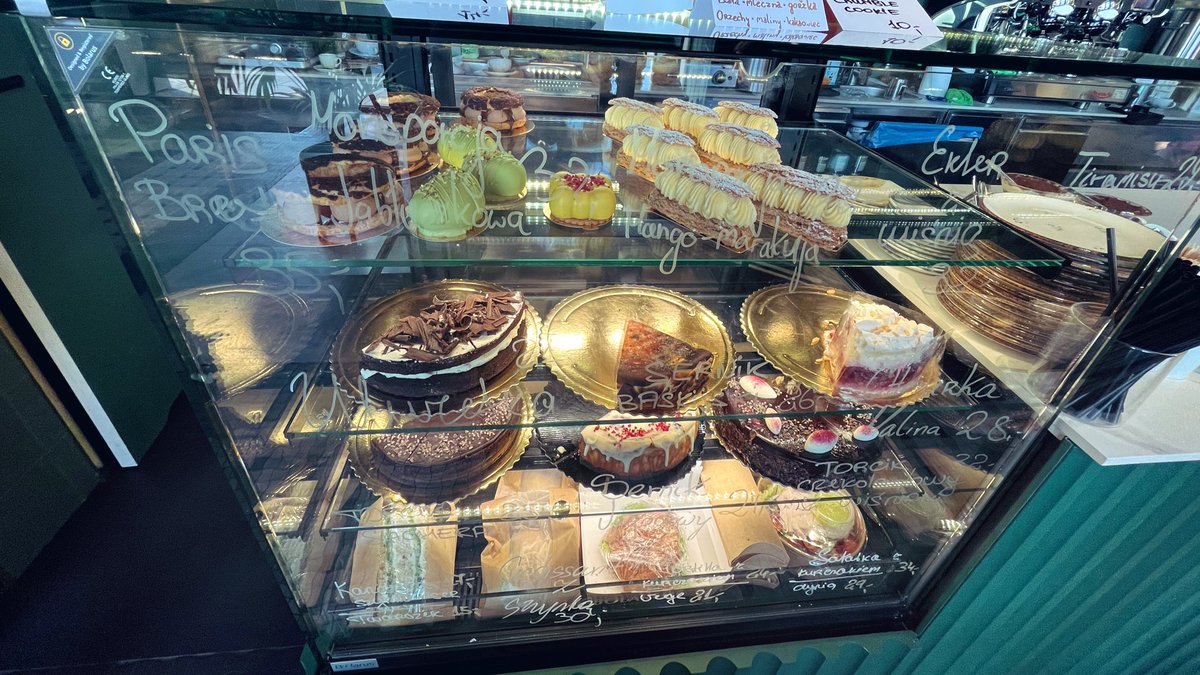 mimi_yukikoty's tweet image. 憧れのMovenpick cafe 
美味しそうなケーキがずらり🍰

パリブレストはクッキーシューにプラリネ、チョコクリーム、塩キャラメルソースが挟まっていて絶品でした🤤💓スイスのチョコを使っているからこんなに美味しいのかな😍🇨🇭

#movenpick #パリブレスト