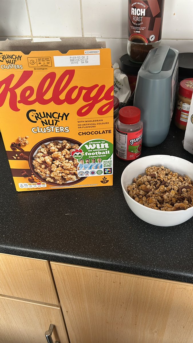 drewhird85's tweet photo. Hey @KelloggsUKI I don’t understand how this box serves 8? I only got 3 bowls out of it!! And they’re not big bowls https://t.co/Gj12r0JDtl