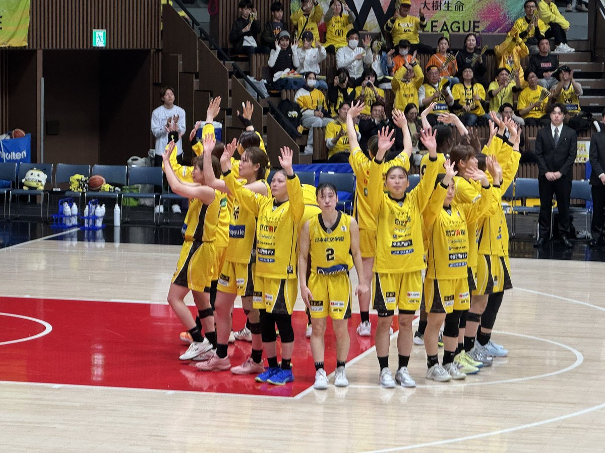 y_hanada's tweet photo. #山梨クイーンビーズ
Wリーグディビジョン入替戦DAY3はアイシンさんに62-72で負けて残念ながら昇格出来きず。3試合とも見応えのある素晴らしいゲーム！
今日も2Q/3Q終了時は1点リードしてましたし、アイシンさん相手にどっちに転ぶかわからない闘いできるクイーンビーズますます好きになりました😊 https://t.co/Xq1phqYHPP