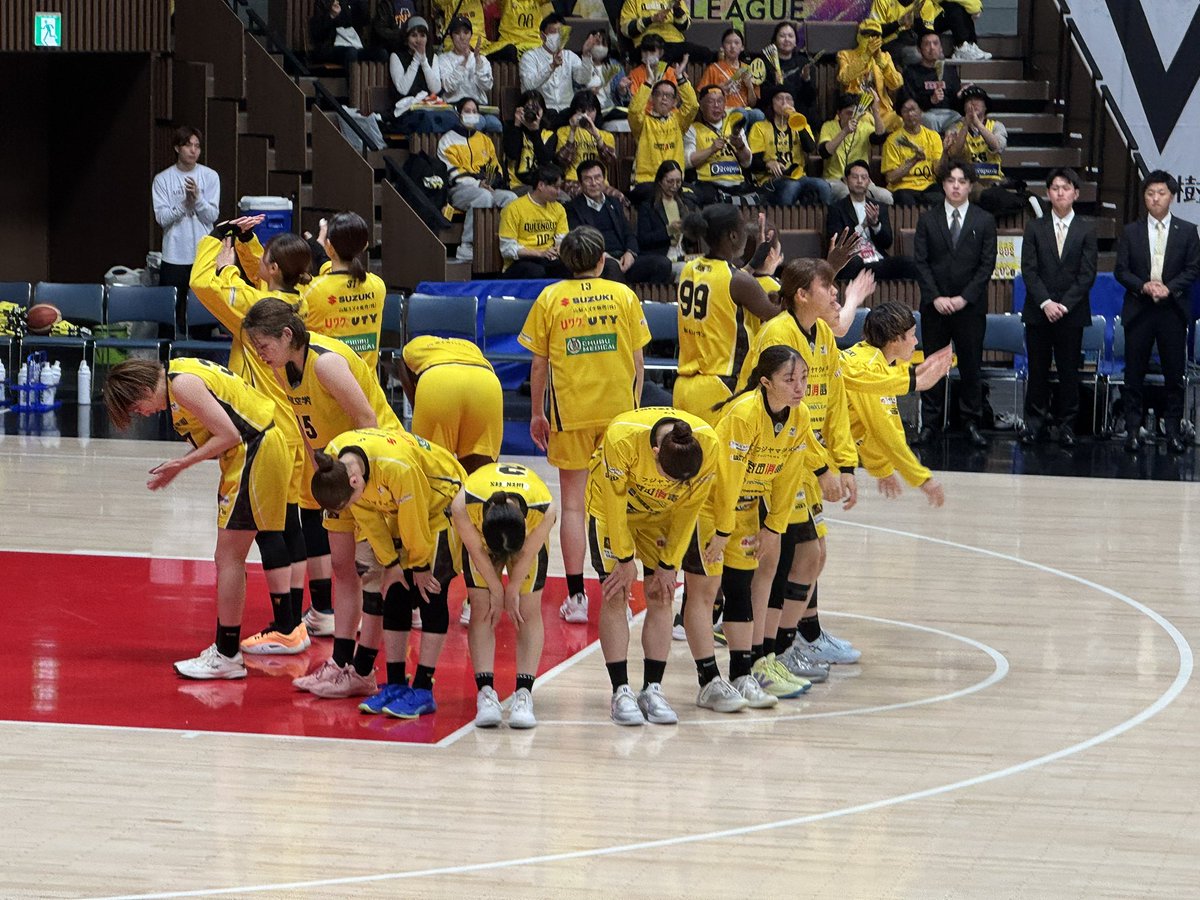 y_hanada's tweet photo. #山梨クイーンビーズ
Wリーグディビジョン入替戦DAY3はアイシンさんに62-72で負けて残念ながら昇格出来きず。3試合とも見応えのある素晴らしいゲーム！
今日も2Q/3Q終了時は1点リードしてましたし、アイシンさん相手にどっちに転ぶかわからない闘いできるクイーンビーズますます好きになりました😊 https://t.co/Xq1phqYHPP