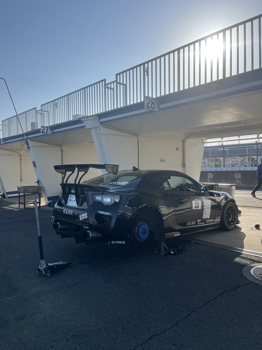 sou_brz's tweet photo. 昨日のTC-2は総合2位でした
70分走った所でヘルメット頭痛の限界によりピットインしたと同時にデフが焼き付き死亡
車と人の限界により想定より数周早くドラチェンしてしまい3秒差で負けてしまいました😭
本当に申し訳ない気持ちでいっぱいですが、一度も抜かれる事なくオーバーテイクしまくれたのは楽しかったです！
もう少し車を労った走りが出来るようになってリベンジしたいです🥹
＠c1tokyo 機会を頂いたにも関わらず本当にすみませんでした

改めてご心配、拡散頂いた方、本当にありがとうございました🙇‍♂️