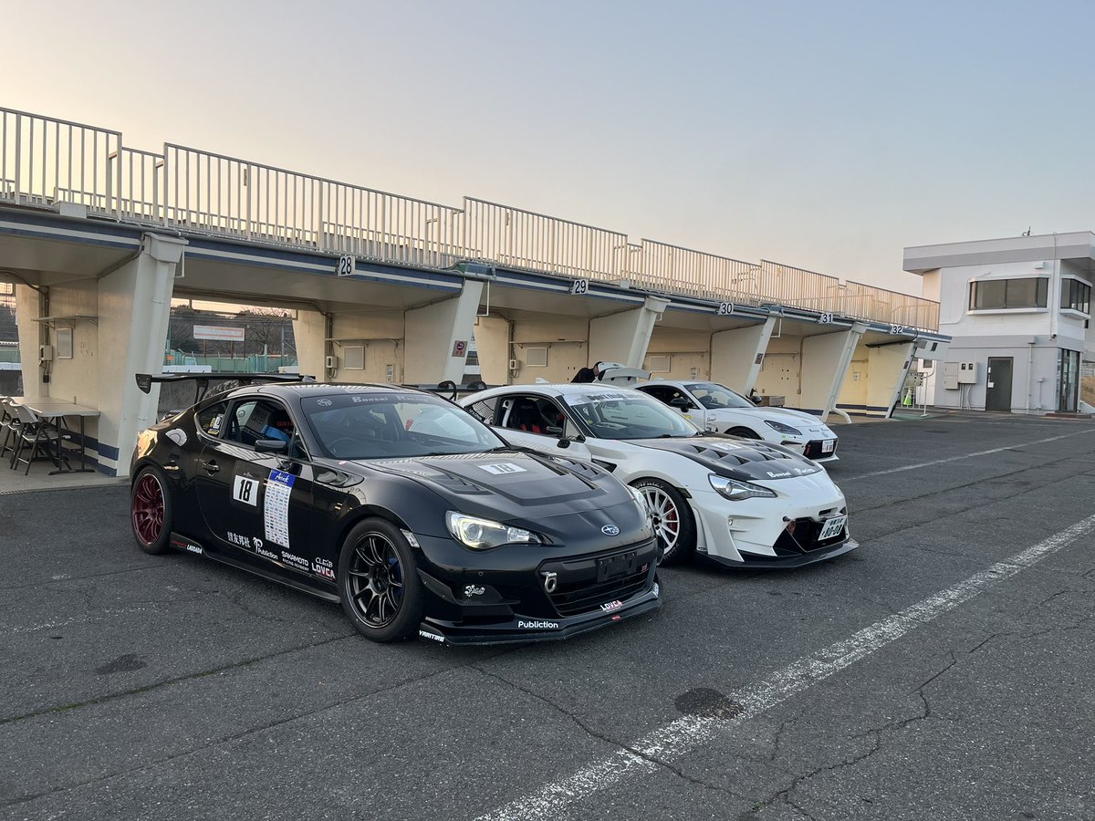 sou_brz's tweet photo. 昨日のTC-2は総合2位でした
70分走った所でヘルメット頭痛の限界によりピットインしたと同時にデフが焼き付き死亡
車と人の限界により想定より数周早くドラチェンしてしまい3秒差で負けてしまいました😭
本当に申し訳ない気持ちでいっぱいですが、一度も抜かれる事なくオーバーテイクしまくれたのは楽しかったです！
もう少し車を労った走りが出来るようになってリベンジしたいです🥹
＠c1tokyo 機会を頂いたにも関わらず本当にすみませんでした

改めてご心配、拡散頂いた方、本当にありがとうございました🙇‍♂️