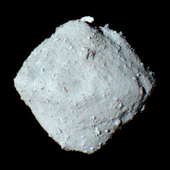 MarGomezH's tweet photo. Se han encontrado los 5 componentes genéticos básicos en el asteroide Ryugu.

Los componentes esenciales de la vida en la Tierra no se encuentran únicamente aquí… también viajan por el espacio.
Las muestras traídas por la misión Hayabusa2 han revelado la presencia de aminoácidos, nucleobases y otras moléculas orgánicas complejas, fundamentales para la biología.
Además, estos compuestos se han conservado durante miles de millones de años, lo que sugiere que los ingredientes de la vida pueden formarse de manera natural en el espacio y ser transportados por asteroides y cometas.
