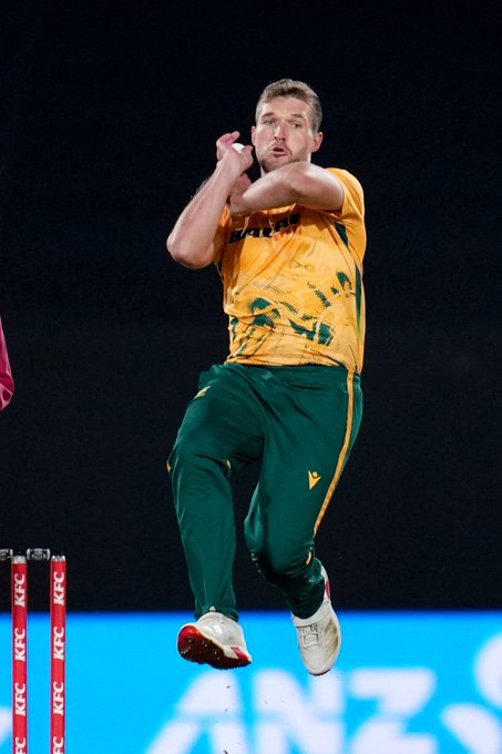 SA Bowlers Keeping Kiwis in Check in the Chase of 165
