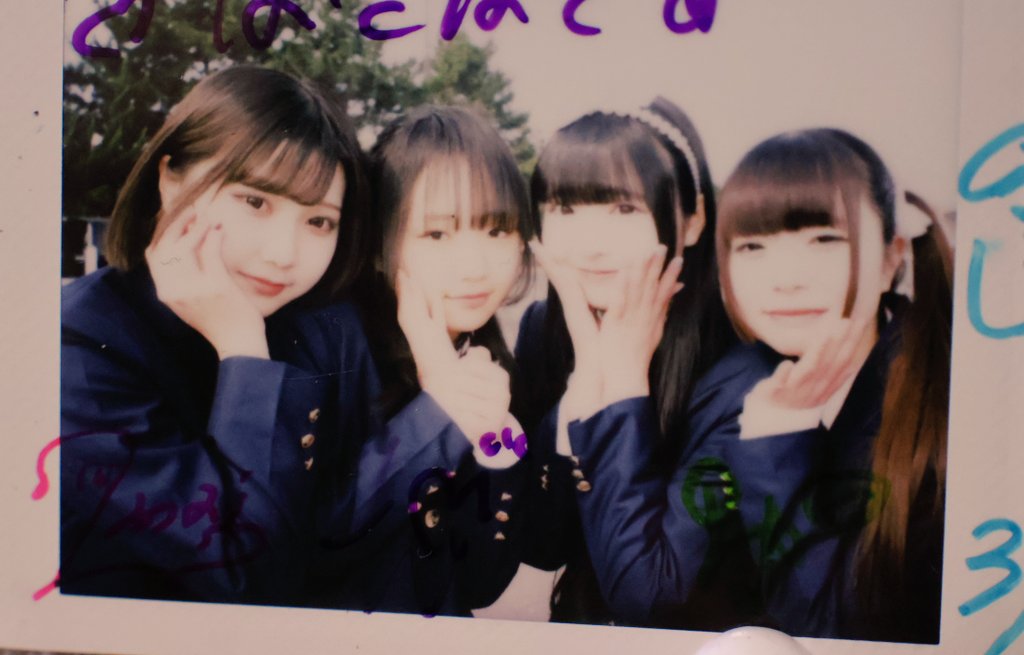 3/22 #館鼻岸壁朝市 #pacchi #虹乃愛んな ﾁｬﾝ #羽衣まい ﾁｬﾝ #水綺もか ﾁｬﾝ #双葉ゆうみ ﾁｬﾝ　 今日のチェキ👍　「みーーーーんなｯ💜」可愛いぞ‼️