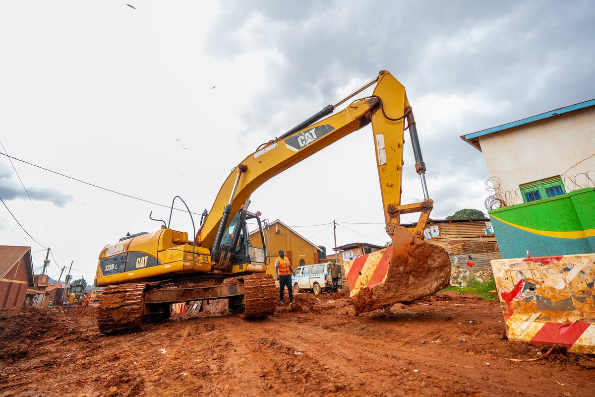 NorahJed256's tweet photo. Kampala's roads are getting a major facelift! Improved connectivity, reduced congestion, and a boost to the economy - it's a win-win for residents and businesses! KCCA, you're crushing it! Tusiimeko #GoldenPosts @MoWT_Uganda @mkainerugaba @KagutaMuseveni @UCC_ED @ConsumerUCC https://t.co/2x5plc9WcB