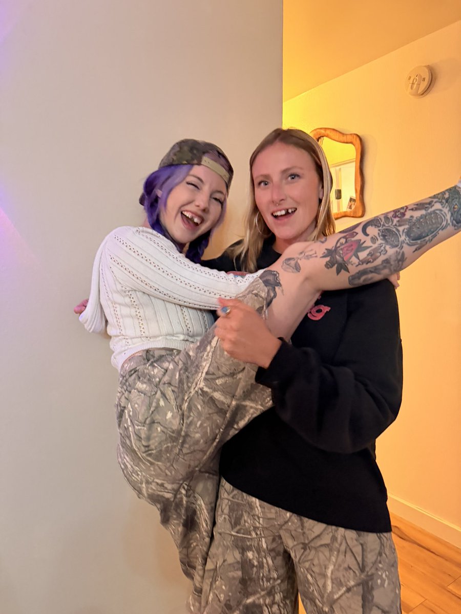 bri // new livestreamer 18+ tweet media