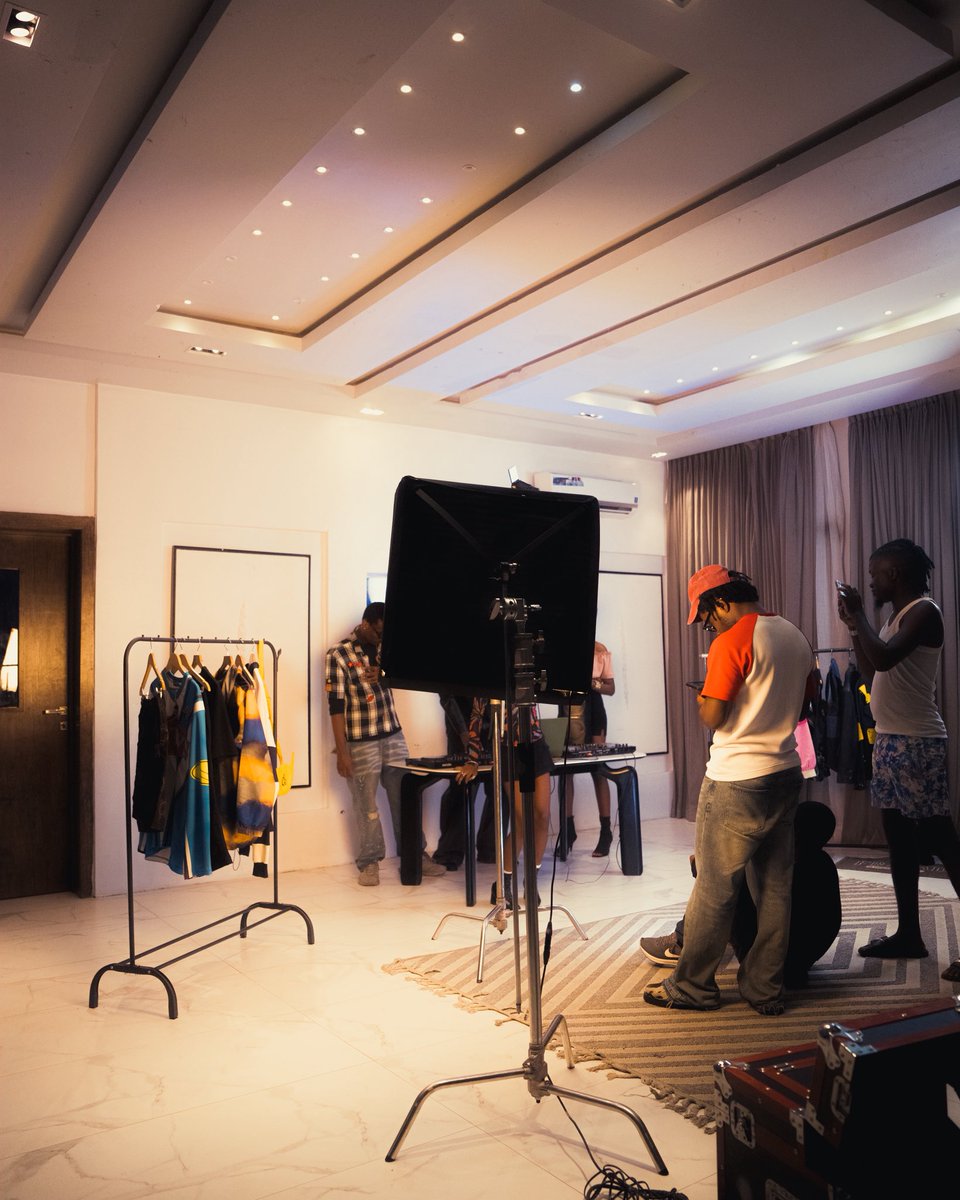 SmallFaceRecord's tweet photo. Behind the scenes of our just released general act visuals
Amazing people, electric energy, all vibes.
.
.
Consultant by @superstarderaa out now on all streaming platforms
.
____________________________
#explore #superstarcommunity #behindthescenes 🎬
#EXPLOREPAGE https://t.co/6snQ6D4GE6