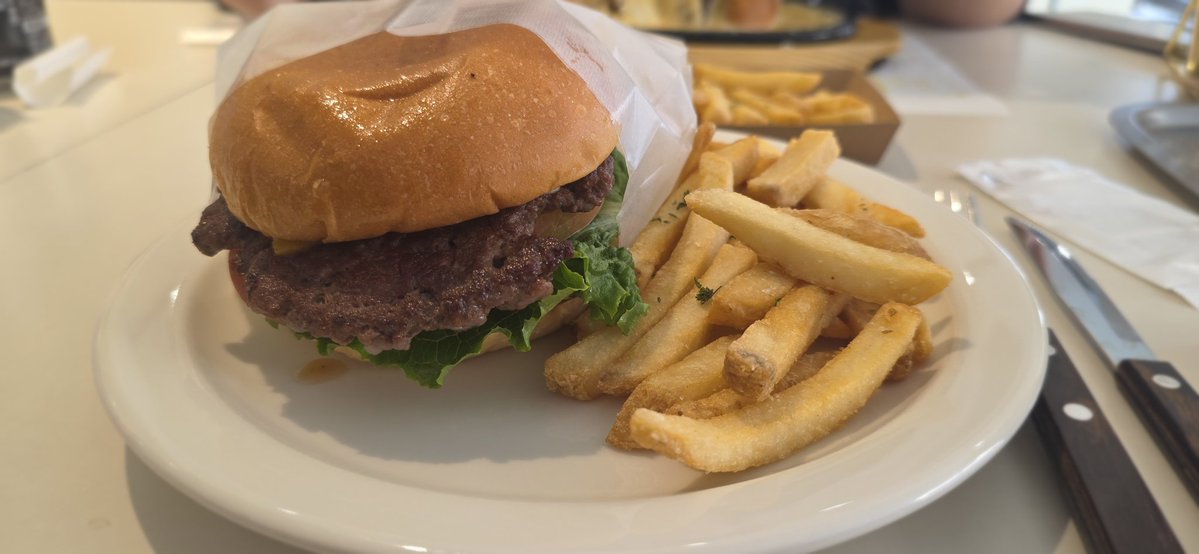 불페라b 🍔 🔜 FURSTCLASS tweet media