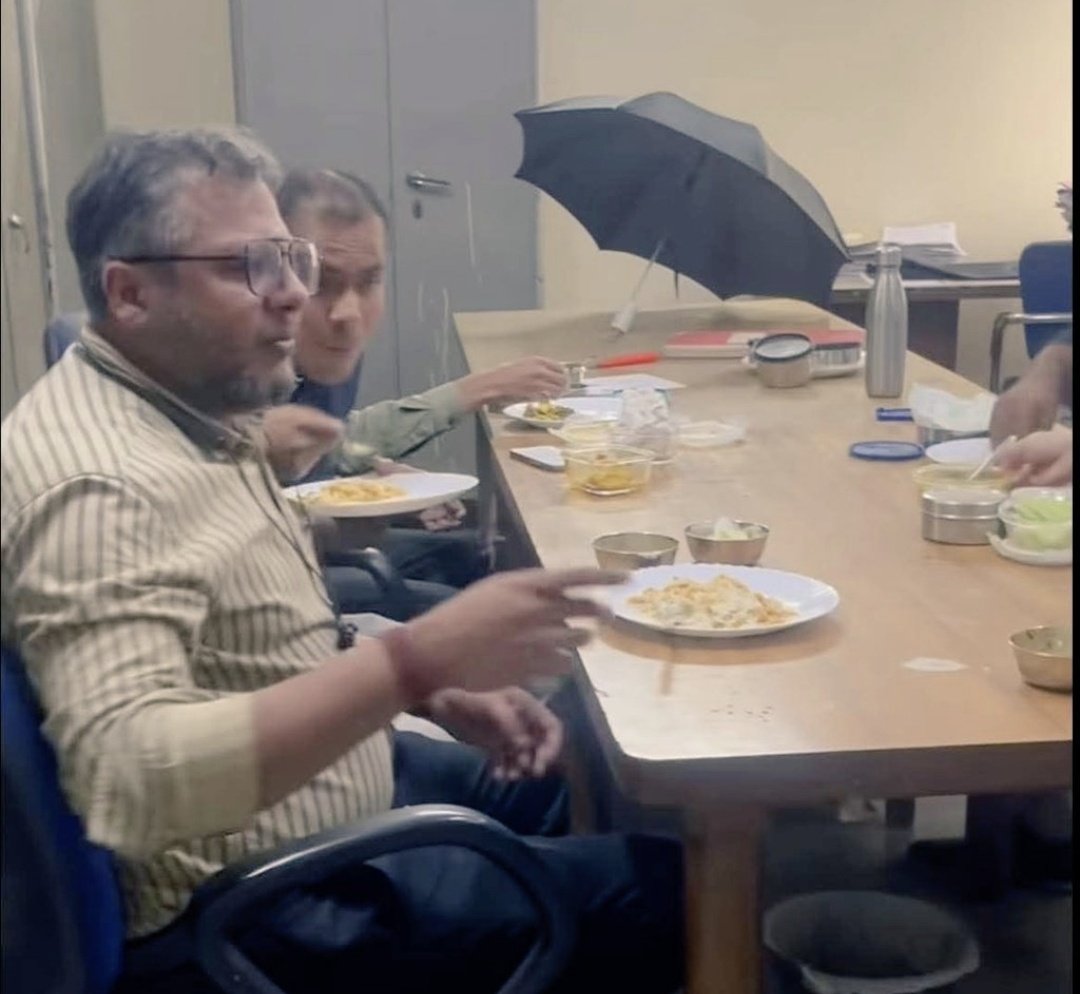 गाजियाबाद से हैरान कर देने वाली कहानी 😱
एक व्यक्ति की मां पिछले 5 दिन से बैंक में KYC करवाने के लिए आ रही हैं।
लेकिन बैंक का मैनेजर और स्टाफ हर बार टालते रहते हैं।
रोज़ाना कहते हैं “कल आना मां।”
बेटा खुद जाकर पूछता है “क्यों KYC नहीं कर रहे?”
लेकिन पूरा स्टाफ लंच के बहाने चला