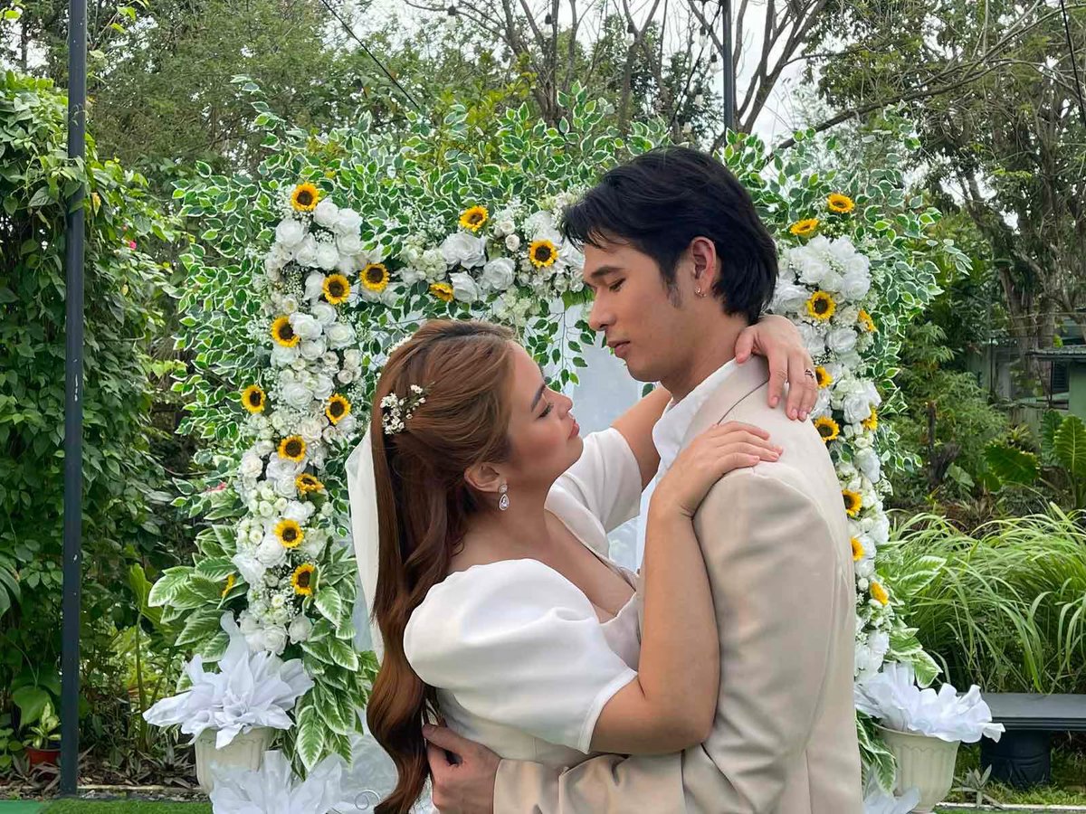 Hanggang engagement lang yung ending ng GSOT
Kaya tinuloy na namin sa Dulo Ng Pahina Music video.

Out now on my youtube channel!

youtu.be/Oq4kJ1hJ5Ks?si…