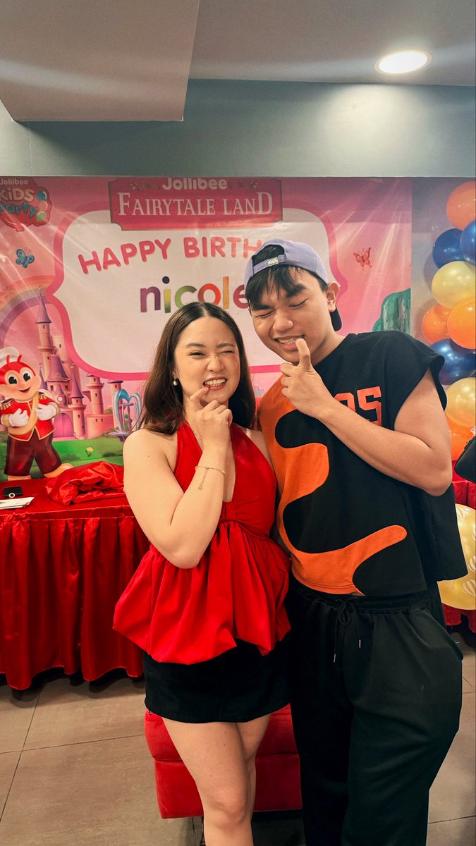 nicole 🍓 tweet media