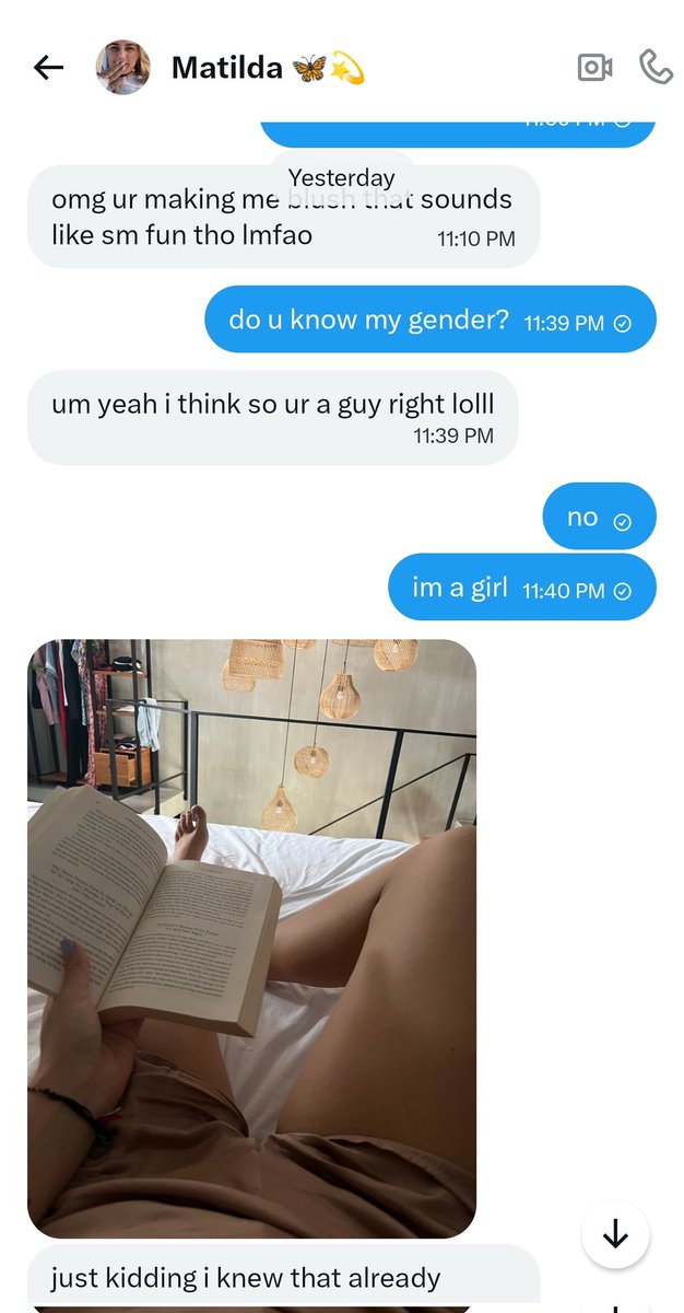 D_Summer_X's tweet photo. 我真的十分好奇这些robot是怎么把我的号识别为男性的，是我以往发的照片里，腿照的女性特征不明显吗？那我多发点儿胸照的话，能不能多给我来几个这样的男性robot😏 https://t.co/GeT3vRDkxq