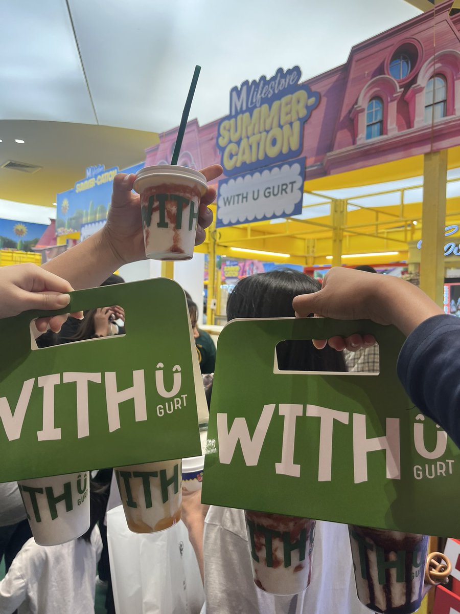 สถานการณ์ ณ บางแค

กระผม //ยืนอยู่หน้าบูธ withugurt
กระผม //หันไปเจอใครสักคนคุ้นๆ
กระผม // (กูตาฝาดปะวะ)
กระผม //สบตาอีกรอบ

🤦 : ใช่แอคนั้นปะวะ
🙅🏻‍♀️ //สบตากูแล้วพยักหน้า
🙅🏻‍♀️ : ใช่ๆ คนนี้ผมสั้น

กุ //ตายยยยยยยยย

ปล. อร่อยมากกกก รสหวานกำลังถูกคอ อยากให้ขายตลอดชีวิต~~~~~~~