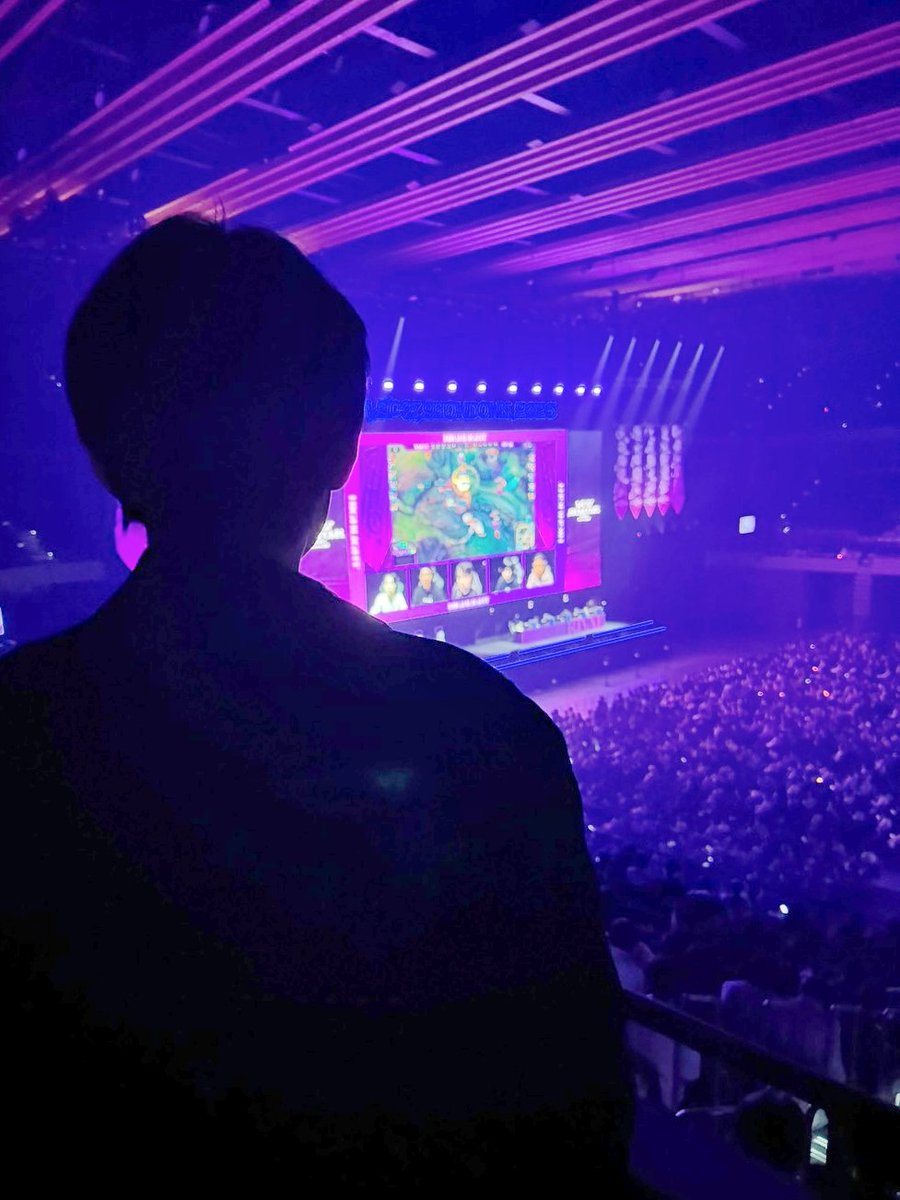 gamersxgamers's tweet photo. らいじんコーチも会場に駆けつけ、生徒に熱い声援を送っていました。
#VSPO_SHOWDOWN_2026 https://t.co/e5TYuftnaZ