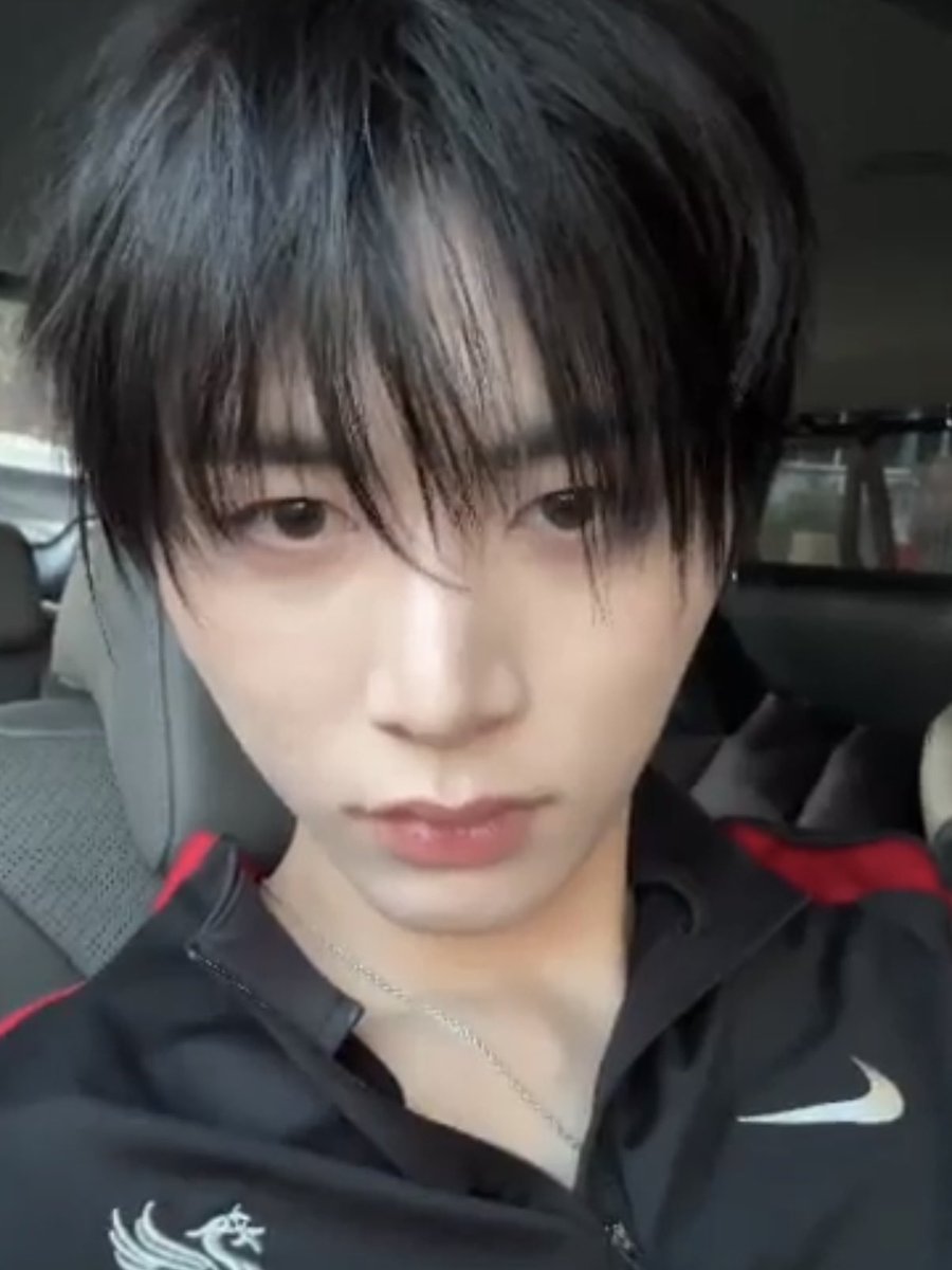 昨日のユンギさんとか適当に切った髪みたいなの流行ってるん？長さが不揃いでザクザクとしている
顔は強い