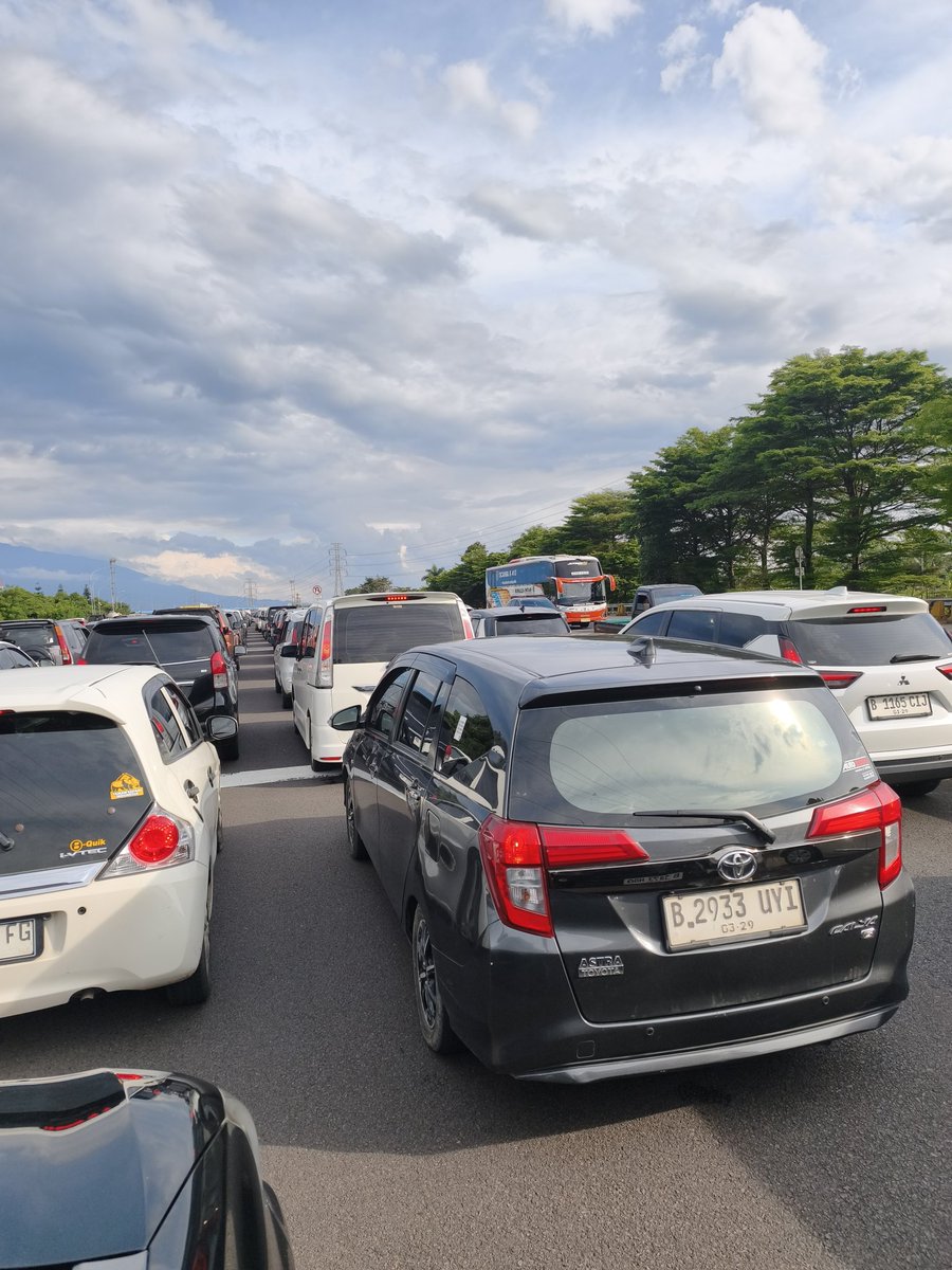 agamfaiz's tweet photo. Kacau bener nih pintu toll Ciawi. Mau ke arah Sukabumi aja ikutan sabar bareng yang mau ke Puncak. @RadioElshinta @PTJASAMARGA @TMCPolresBogor @infosukabumi https://t.co/gjD15EeHdT