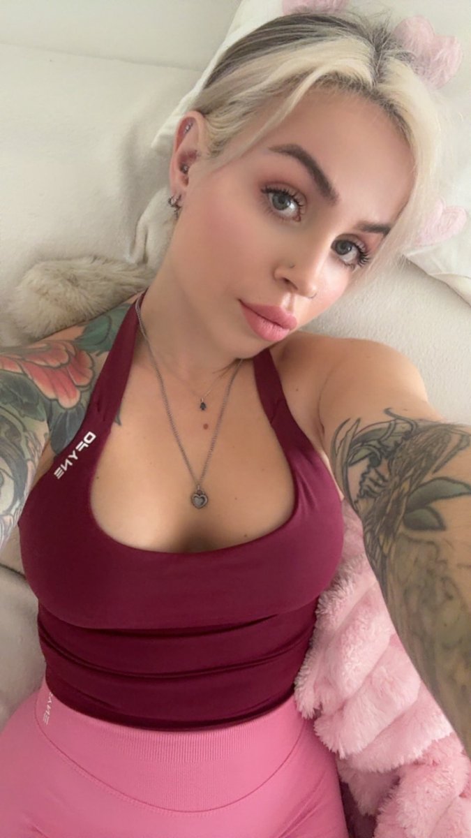 Divine Vi - Findom 2k tweet media
