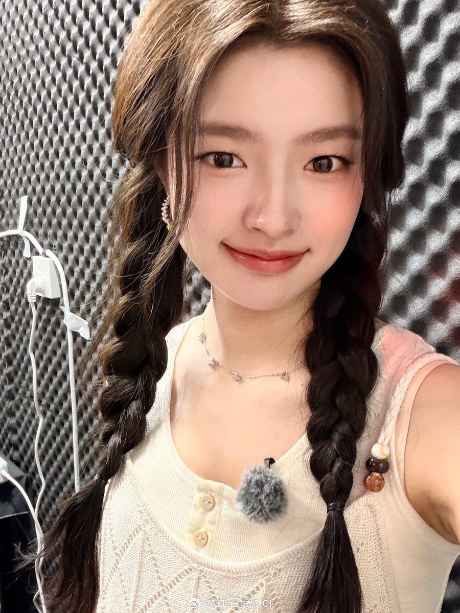 xuruohanarchive's tweet photo. 📸 260322 Xu Ruohan Weibo Reply #徐若晗 #XURUOHAN

“hehe, sharing some selfies 🤳” https://t.co/F46CzJMic6