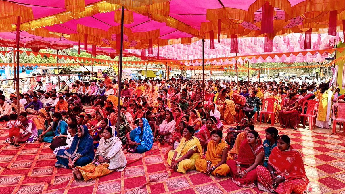 आज #राँची जिला के #बेड़ो प्रखण्ड में सकल हिन्दू समाज द्वारा आयोजित #विराट_हिन्दू_सम्मेलन में पर्यावरण संरक्षण, जल संरक्षण, कुटुम प्रबोधन, नागरिक जागरूकता एवं भारतीय संस्कृति के प्रति पूर्ण समर्पण कर व्यक्तिगत व सामाजिक उत्थान करने के लिए जनसमूह को प्रेरित किया।

#जय_श्रीराम