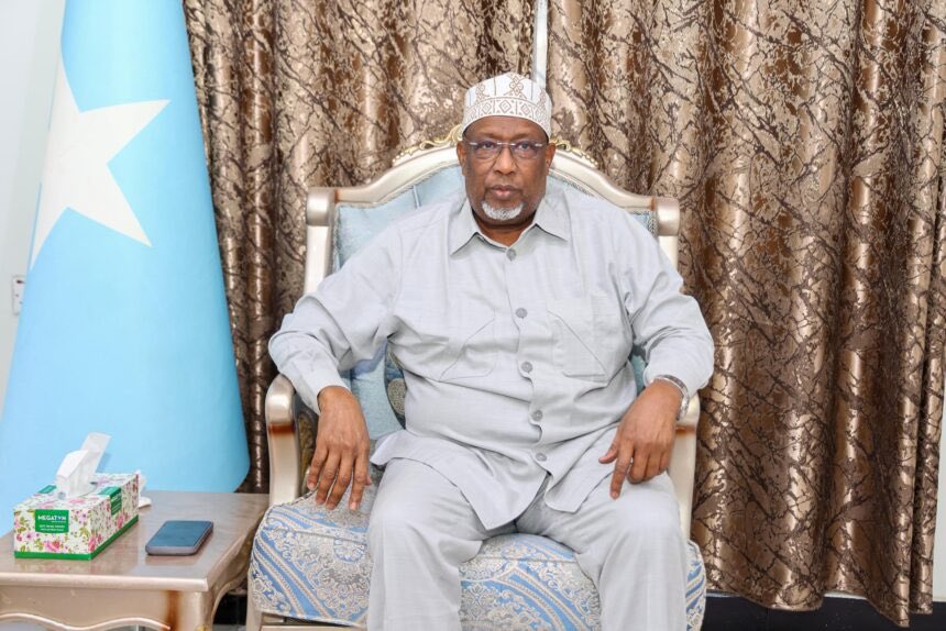 SONNALIVE's tweet photo. Speaker of the House @AadanMadobe met with traditional elders and community leaders from #Southwest State to discuss the region’s situation.

The elders highlighted ongoing challenges and called for lasting solutions, while the Speaker praised their role in strengthening peace, governance, and development.

The meeting was also attended by Ports Minister @Amohamednur and members of Parliament. #Somalia
