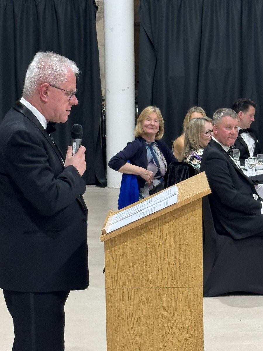 ONSocPresident's tweet photo. The Headmaster, Andrew Holman, and President, Dave Nettleton ON 1984, both made entertaining speeches. A birthday present was given to Tony Brecknock ON 1954, who was accompanied by grandson, Will Underwood ON 2017. https://t.co/3R7SZ2KUSh