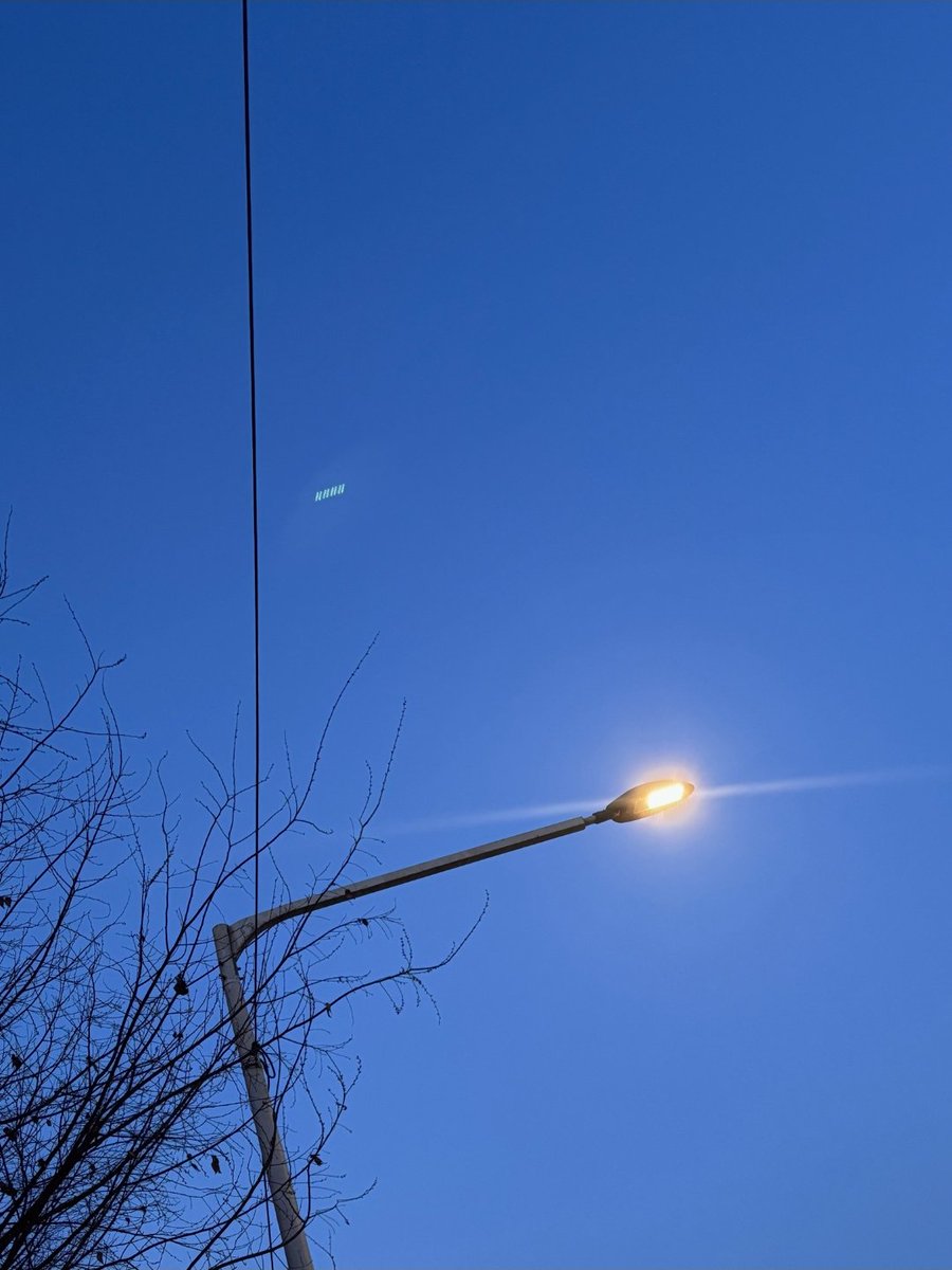 어제 해 지기전에 푸르스름한 하늘 그 느낌이랑 색감이 좋아서 찍어봤대