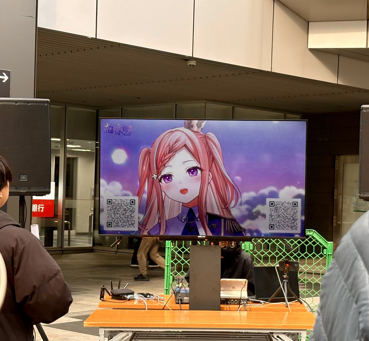 秋葉原のUDXでやっていた #ぶいかる を観てきました。人通りの多い往来のど真ん中でVTuberのストリートライブというのは、VTuberのインドアなイメージと真逆でハレのイベントという感じで良かった！　なんでもAIの時代、青空を感じるイベントは逆に楽しい