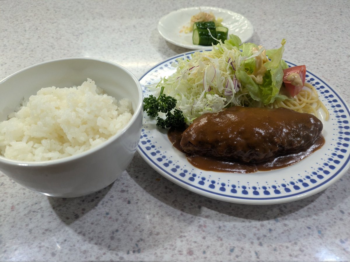 夕食はハンバーグ定食😋