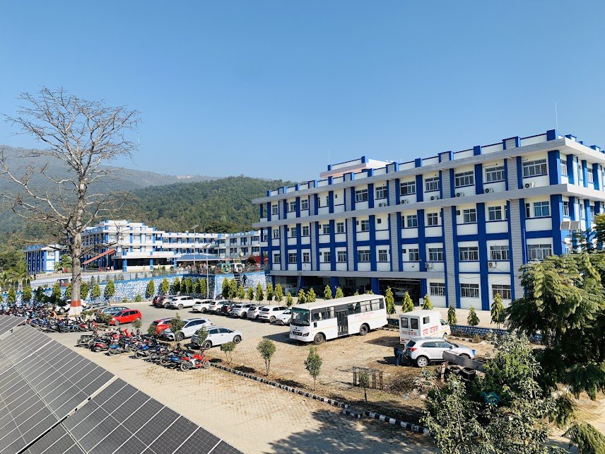 यो सुर्खेत प्रादेशिक अस्पताल यति भव्य बनेको रहेछ। मृगौला प्रत्यारोपण निःशुल्क रहेछ, अनि हेलिकप्टर नै उडेर आएर बस्न सक्ने संरचना पनि बनाइएको रहेछ।

तर उतैतिर घर भएका सोसियल इन्फ्लुएन्सर विकास शाहीले किन जीवन जल पनि खान नपाएको दुःखेसो पोख्छन्?