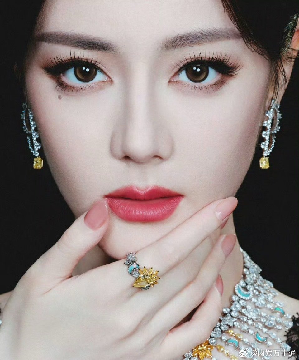 Sun1323399's tweet photo. 迪奥全球品牌大使迪丽热巴！！
这个美貌太犯规啦 https://t.co/o7fGuoj6Aw